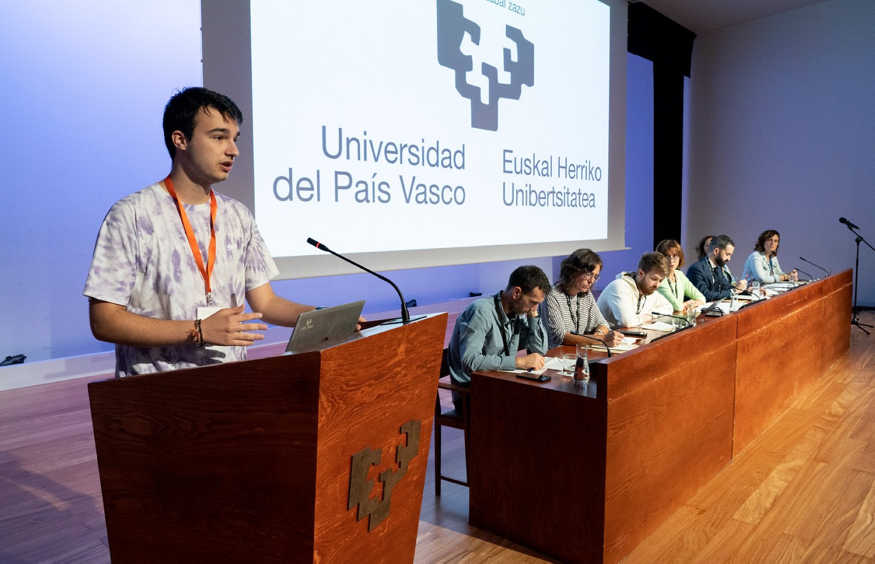 El claustral Markel Ferro defiende las enmiendas.