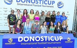 Naroa, Izaro y Maialen con las camisetas del Aloña junto a las intregrantes del equipo sub 19 de San Francisco.