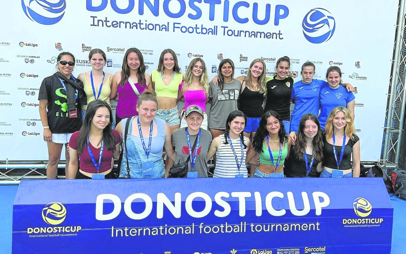 Naroa, Izaro y Maialen con las camisetas del Aloña junto a las intregrantes del equipo sub 19 de San Francisco.