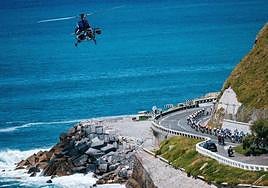 El helicóptero del Tour retransmitiendo la tercera etapa en su paso por Gipuzkoa.