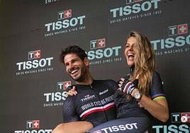 Cesc Escolá y Marta Verona en el podium de San Sebastián del Tour de Francia