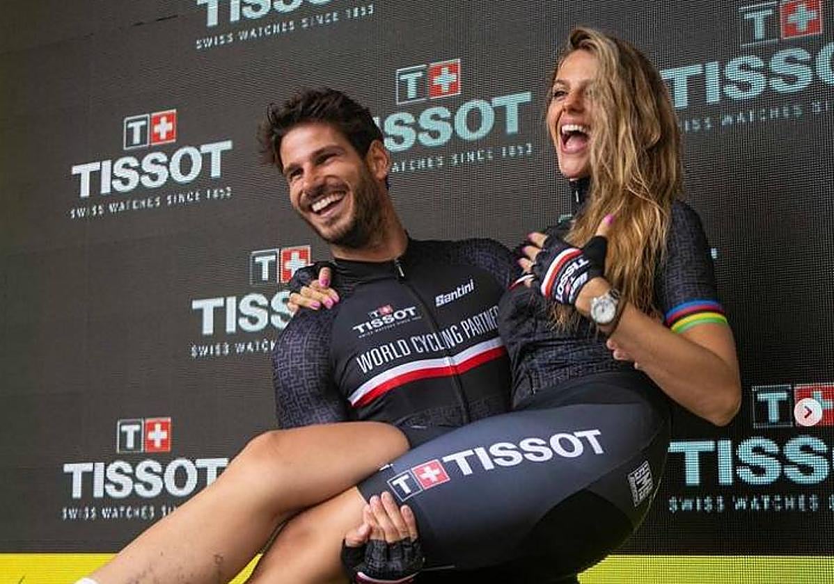 Cesc Escolá y Marta Verona en el podium de San Sebastián del Tour de Francia