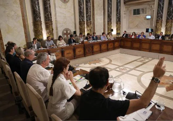 El Pleno rechaza congelar los sueldos de la corporación y aumenta el número de asesores