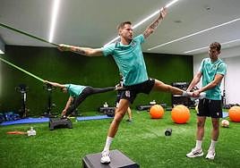 Álex Remiro, en un momento del entrenamiento de este martes.