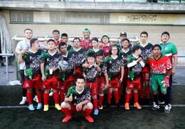 Los jugadores de Gladiadores posan antes del comienzo de un partido en Hernani.