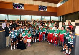 Los jugadores de Gladiadores Especiales de Toluca y los jóvenes saharauis posan en las Juntas Generales.