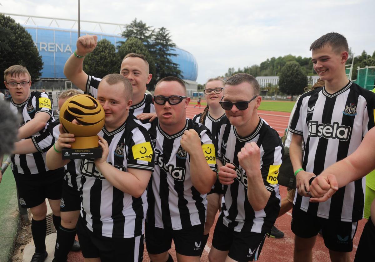 Los jugadores del Newcastle levantan su trofeo.