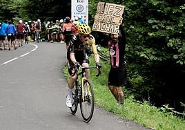 Jonas Vingegaard suelta a Pogacar, al fondo, a dos kilómetros de la cima de Mari Blanque.