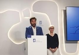 Víctor Lasa y Arantza González durante la comparecencia pública que han ofrecido este miércoles en el Ayuntamiento.