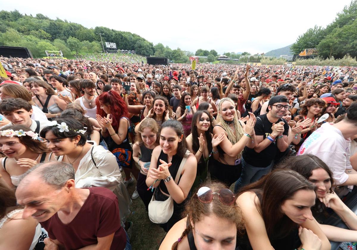 Miles de personas ayer en el arranque del BBK Live.