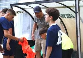 Xabi Alonso da instrucciones a los jugadores del Zuatzu, ayer en Zarautz.