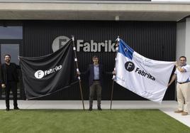 Iñaki Gabarain, nuevo concejal de Deportes del Ayuntamiento de San Sebastián, Juan Mancisidor, director de Fabrika y Alberto López, presidente de Kaiarriba-Donostiarra, posan con la Bandera Fabrika que se disputa este sábado.