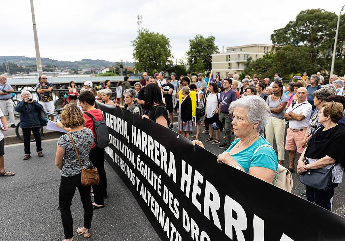 Concentración convocada en el puente Santiago en protesta por el cierre del puente Avenida.