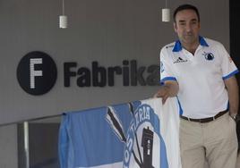 Alberto López, presidente de Kaiarriba-Donostiarra, en la sede de Fabrika cuya bandera se disputa este sábado.