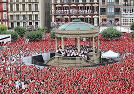 La Plaza del Castillo, en pleno chupinazo.