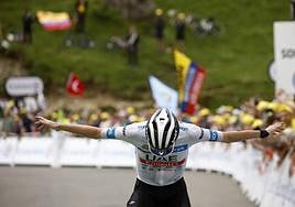 Tadej Pogacar celebra su victoria en la sexta etapa del Tour de Francia