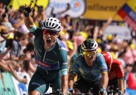 Philipsen celebra su tercer triunfo de etapa ante Cavendish, ayer en Burdeos.