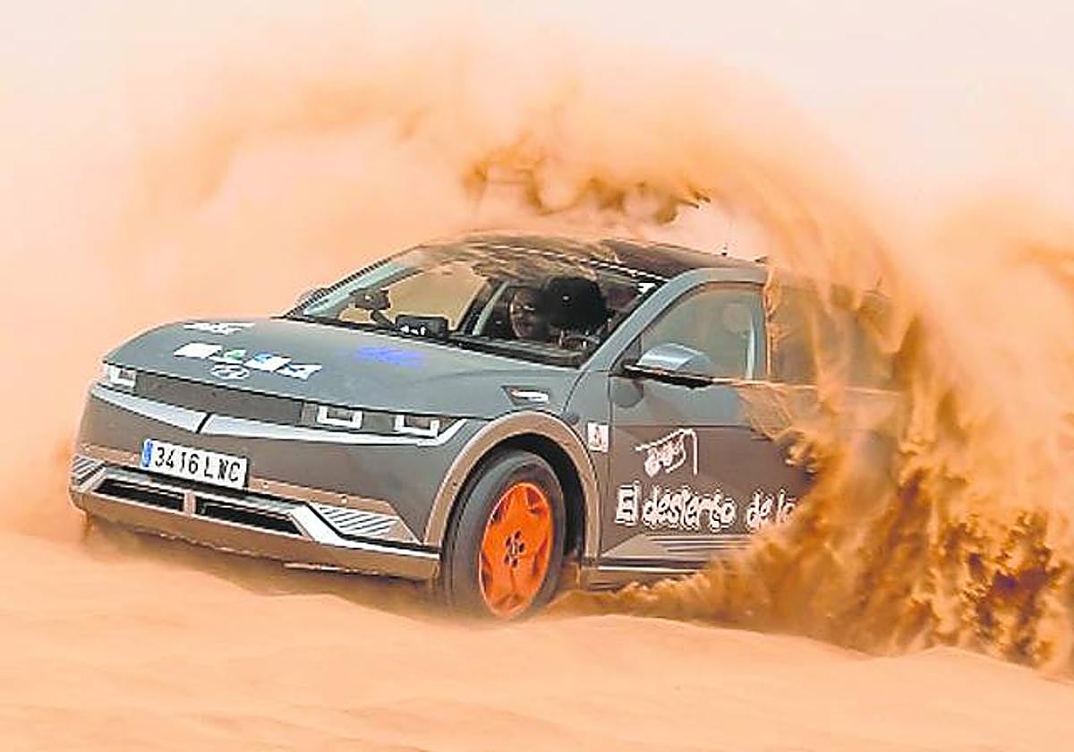 Hyundai se mueve en un Ioniq5 en el desierto