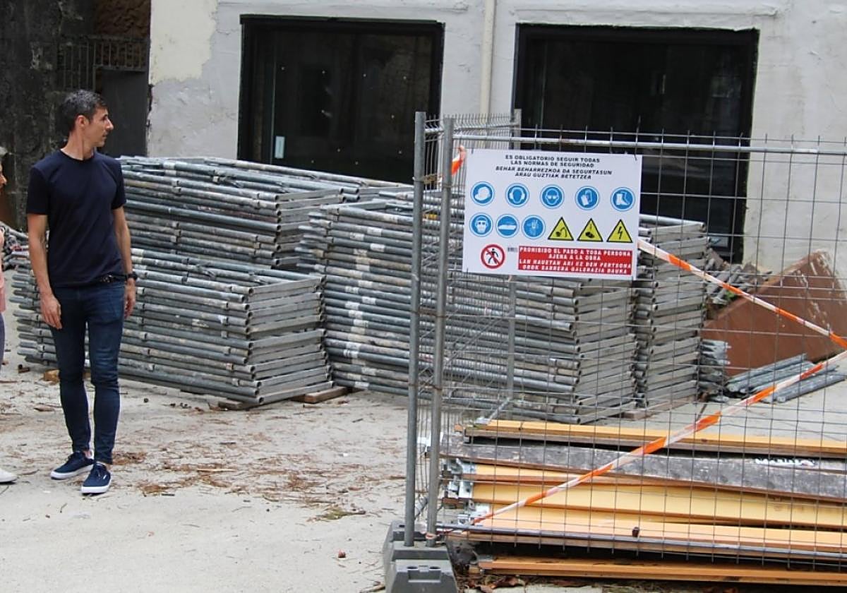 La alcaldesa, Maialen Gurrutxaga, observa el local del Bolatoki junto al concejal Ion Zubiaurre.