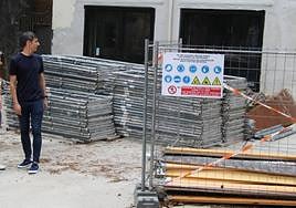 La alcaldesa, Maialen Gurrutxaga, observa el local del Bolatoki junto al concejal Ion Zubiaurre.