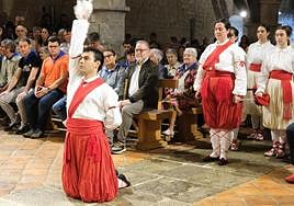 Mikel Lizarralde, makila en mano, sigue con atención la ezpata dantza.