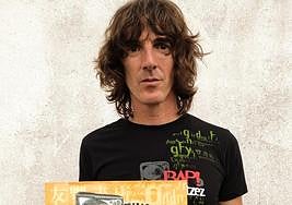 Soret posa con el vinilo y el CD que conserva del segundo álbum de BAP!!.