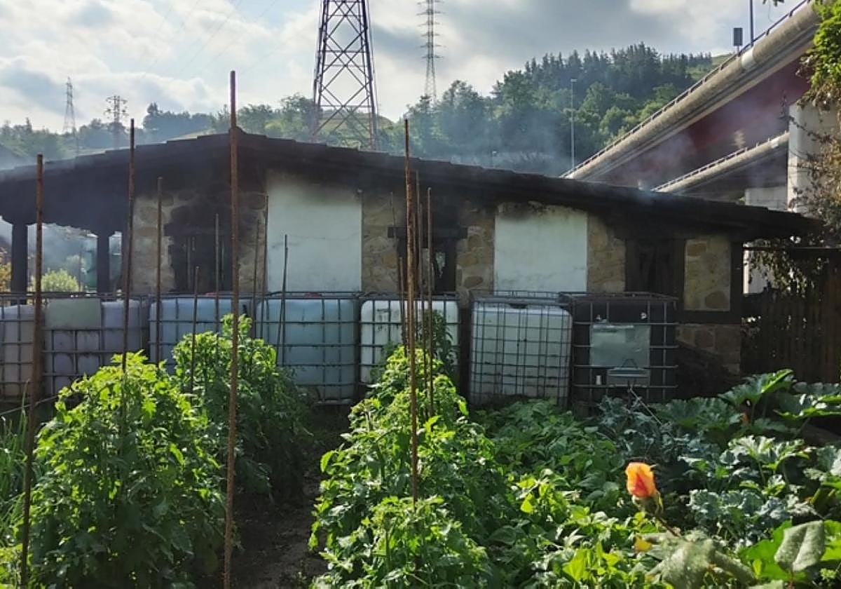 La chabola, aún humeante y totalmente calcinada ayer por la mañana.