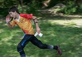 Aratz Beobide corre con una de las balizas en la mano en la prueba de larga distancia del Europeo.