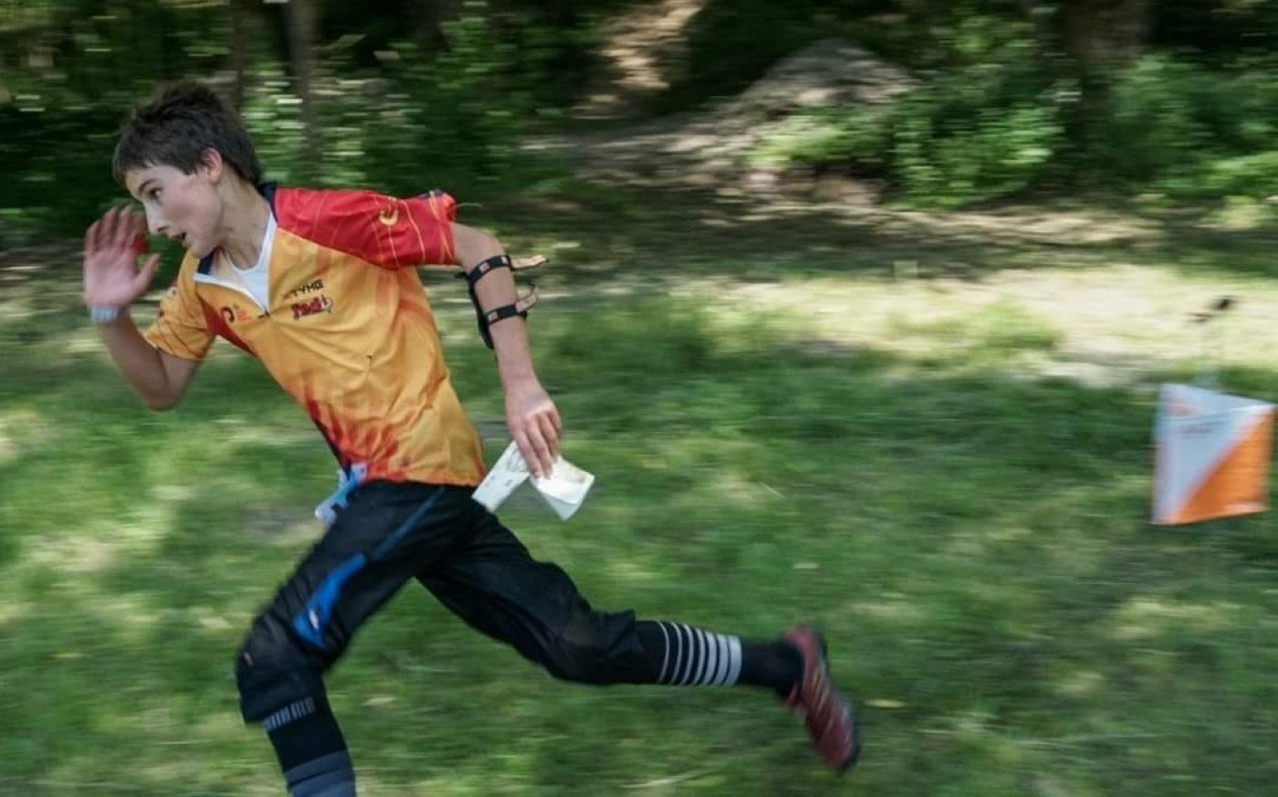 Aratz Beobide corre con una de las balizas en la mano en la prueba de larga distancia del Europeo.