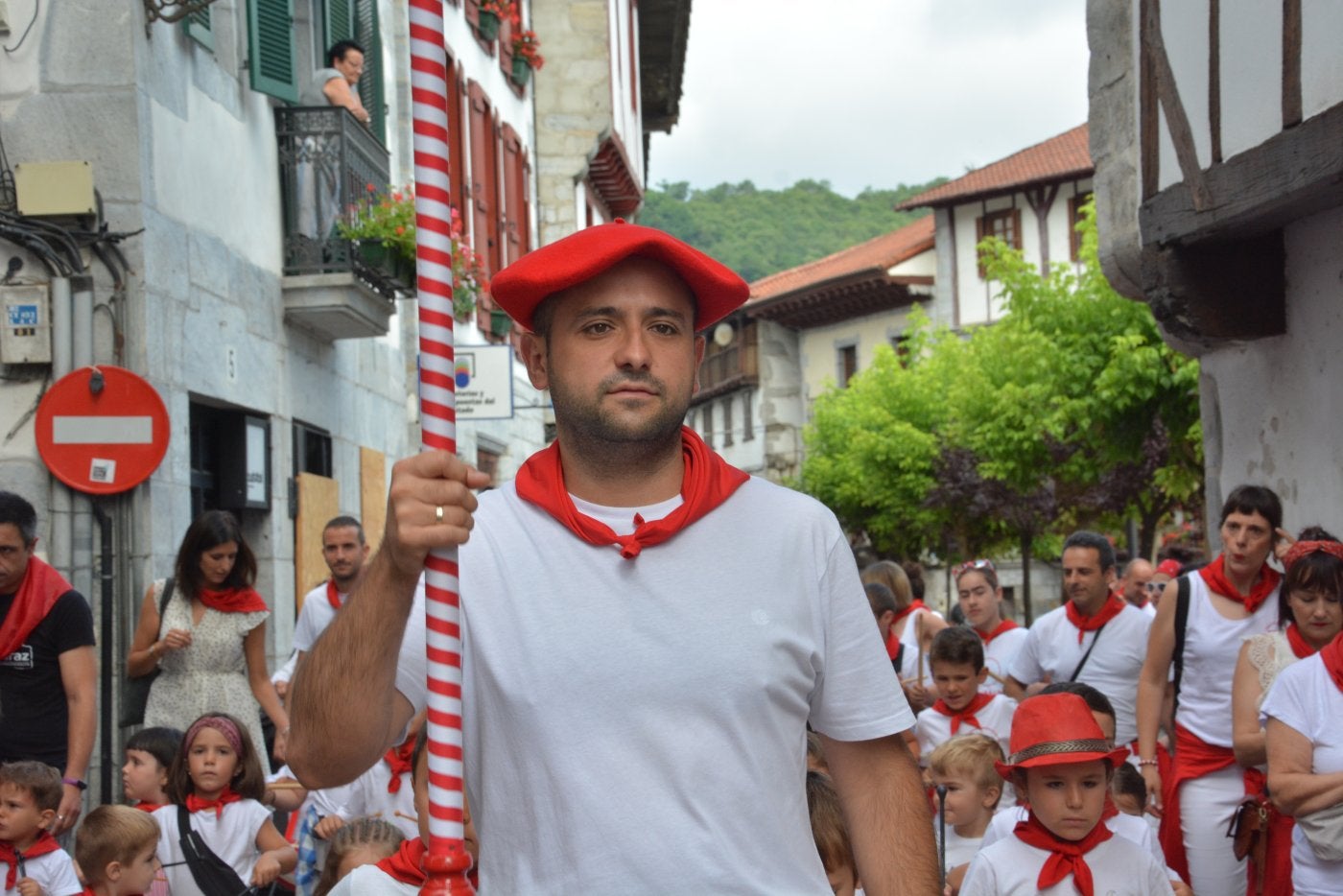 Xabaier Fagoaga volvió a dirigir la tamborrada infantil por las calles de la localidadcomo ya lo hizo el pasado 6 de julio.