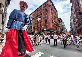 Los dulzaineros hicieron bailar a los gigantes en su desfile por las calles del centro urbano de Antxo.