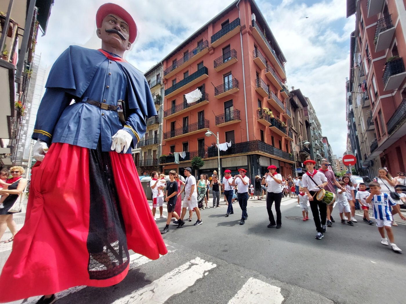 Los dulzaineros hicieron bailar a los gigantes en su desfile por las calles del centro urbano de Antxo.