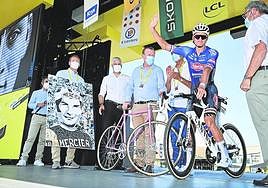 Van der Poel, en el homenaje a su abuelo Raymond Poulidor en la salida