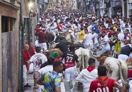 Momento del encierro de este lunes en Pamplona.