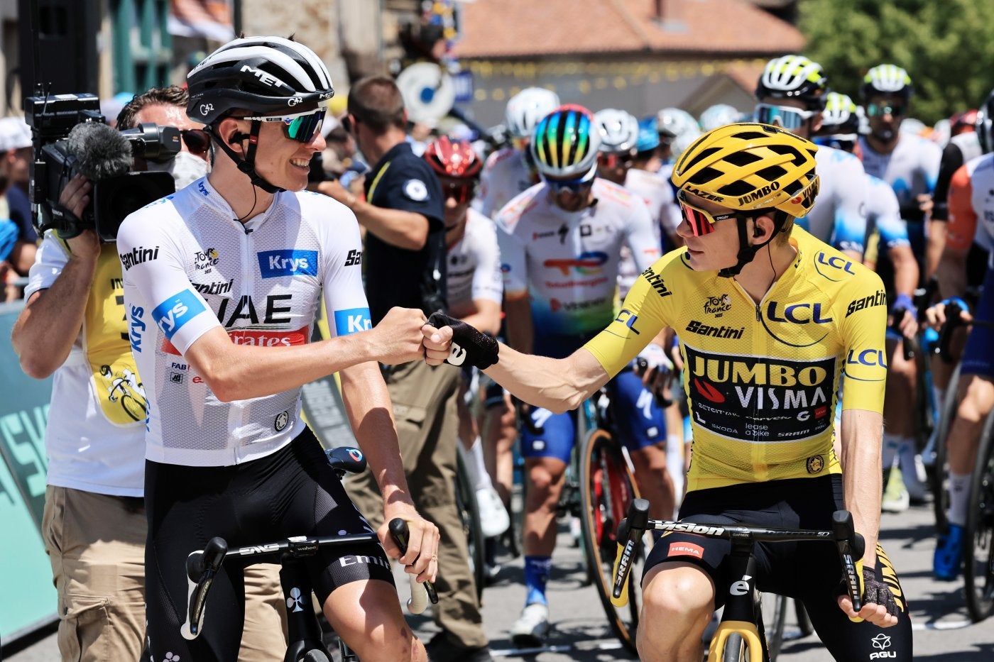 Pulso. Tadej Pogacar y Jonas Vingegaard se saludan en la salida de una de las etapas del presente Tour.