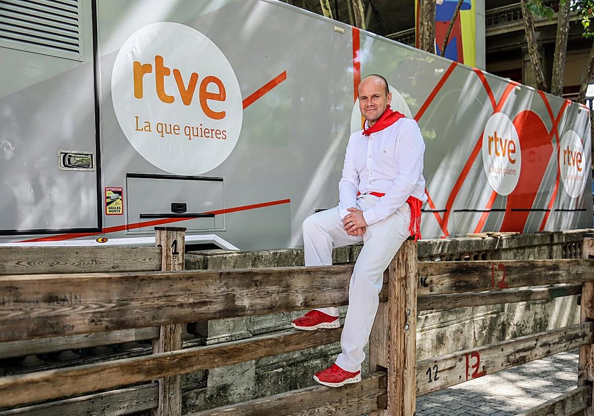 Teo Lázaro, que acompaña cada mañana a Julian Iantzi y Ana Prada en las retransmisiones de TVE, posa en el 'set' a pie de vallado.