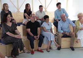 Vaquero, sentada en el centro, flanqueada por Uribe-Etxebarria y Agirretxea, acompañados por otros miembros del partido en Badalab.