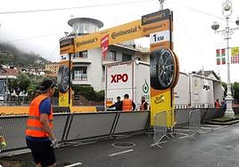 Los camiones de transporte de XPO instalan el arco del último kilómetro en la etapa que finalizó en San Sebastián.