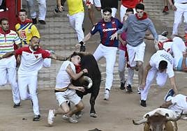 A. H. en el momento que ha sido embestido por uno de los toros de Fuente Ymbro