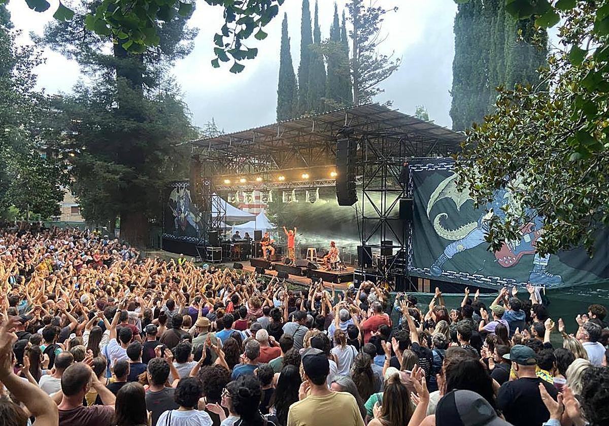Multitudinario y disfrutón, el concierto de Manu Chao en Arrasate.