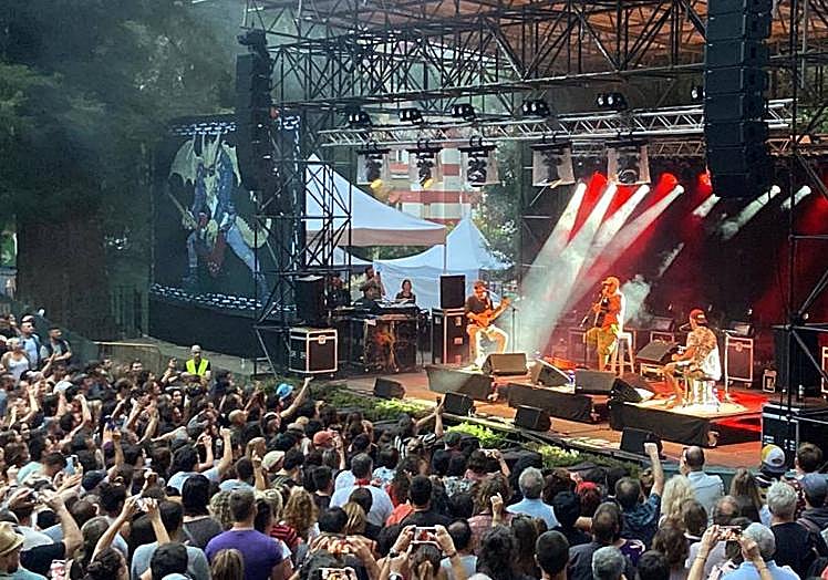 Imagen principal - Manu Chao encandiló en Monterron