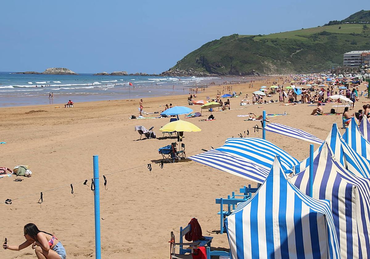 Bandera roja colocada en la playa de Zarautz, que prohibe el baño por la detección de medusas.