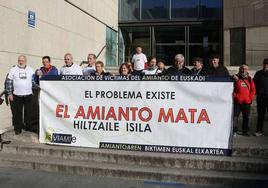 La Asociación de Víctimas del Amianto de Euskadi, frente a la puerta del Juzgado de Donostia.