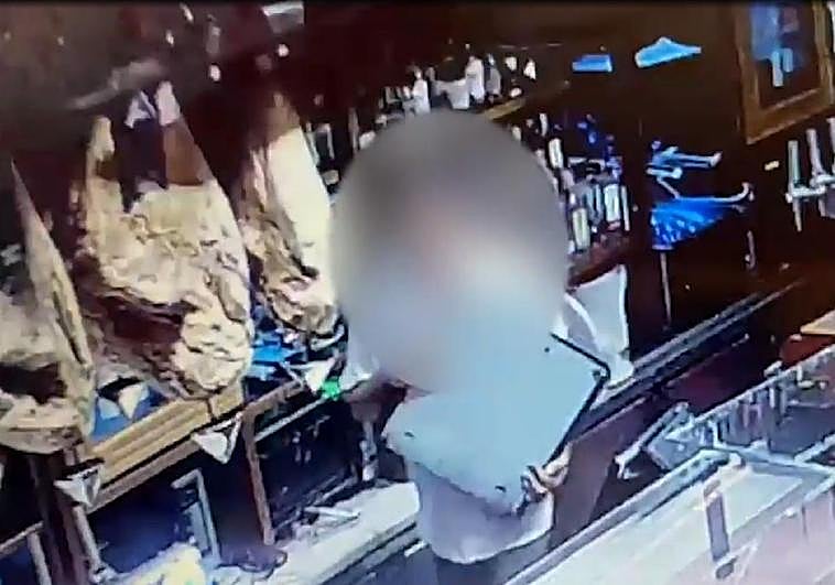 Momento en el que el ladrón roba la caja registradora de Casa Alcalde