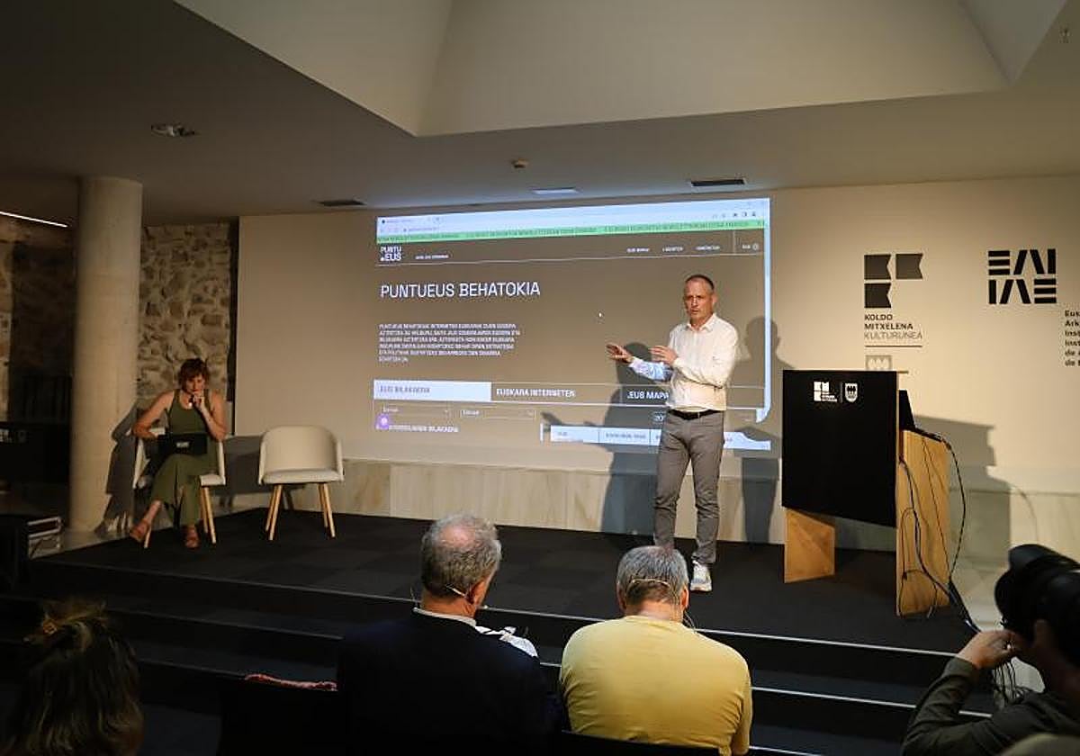 Josu Waliño, astelehenean egindako agerraldian.