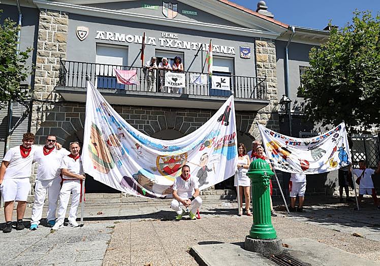 Imagen principal - En la plaza del Félix, los armoniosos txantreanos. Fermín y El Drogas en la pancarta. Les maquillaron, palabra, en El Corte Inglés, Daddy Little Monsters. Hamaiketako bajo las higueras y los plátanos. 