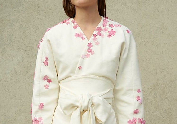 Kimono de Sai Suo en tonos rosas y blancos