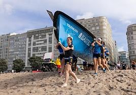 Las remeras de Tolosaldea llevan la trainera a la orilla de la playa para embarcar.