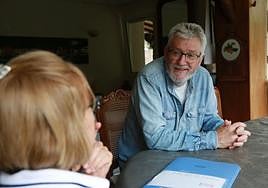 Koldo, en el salón de su casa, sonríe mientras escucha a Teresa, su esposa.