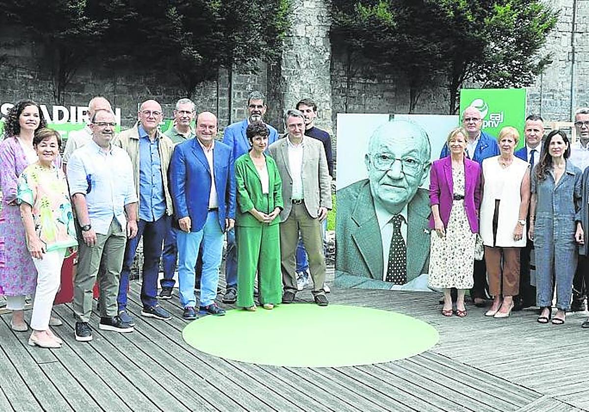 Los candidatos del PNV homenajearon a 'Uzturre'.